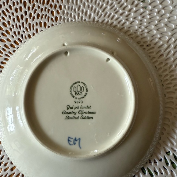 Blue Christmas 1973 Decorative Plate - Picture 2 of 2